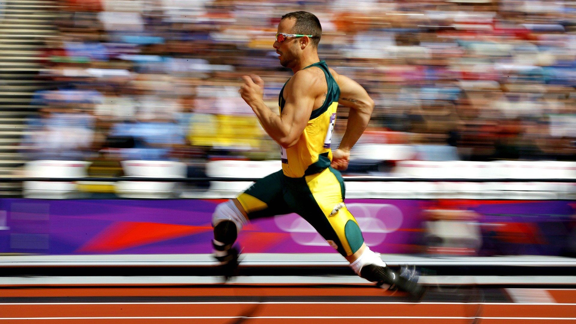 比赛关键时刻连续扑救门将成为场上定海神针力保城门不失，门将连续扑救点球